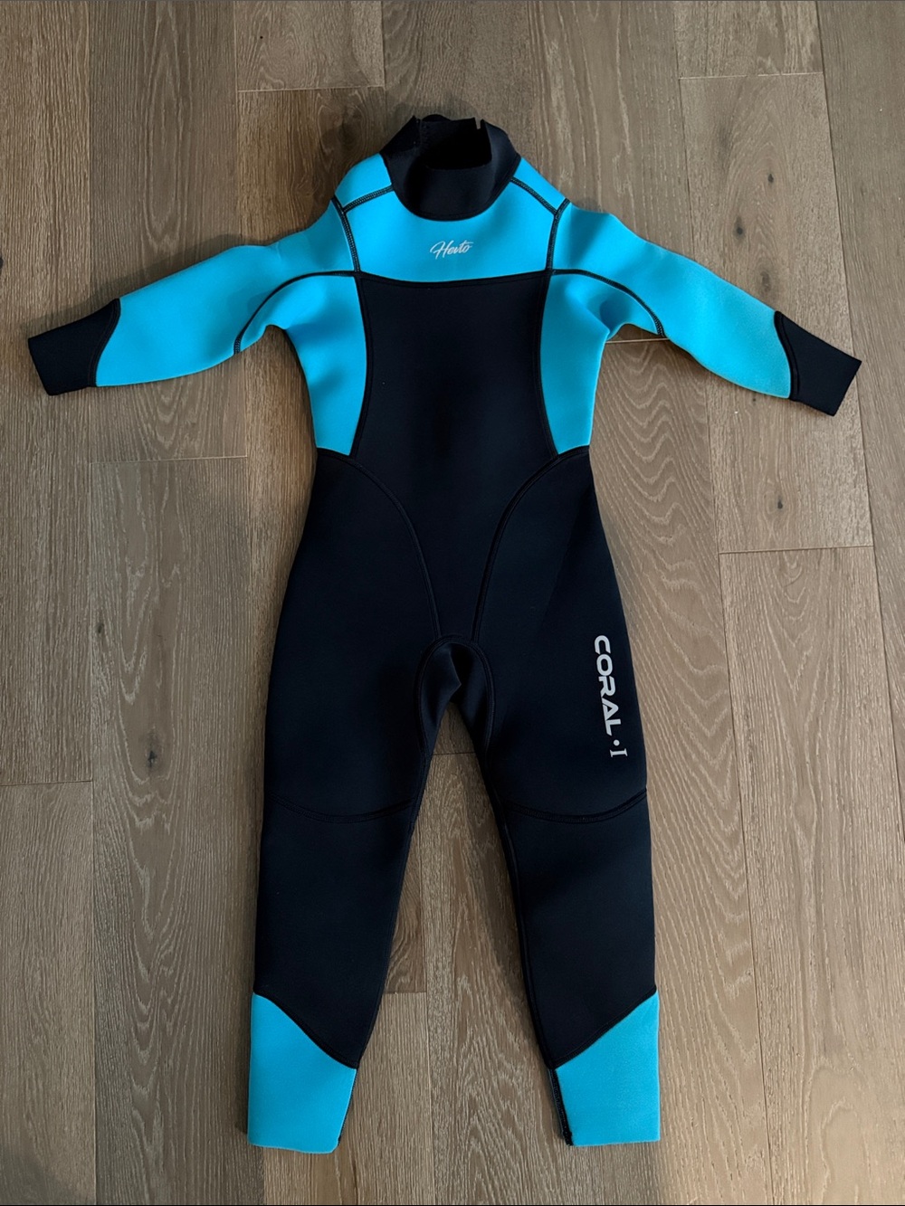 Hevto kids Coral 1 wetsuit. Size:6. Worn Once.